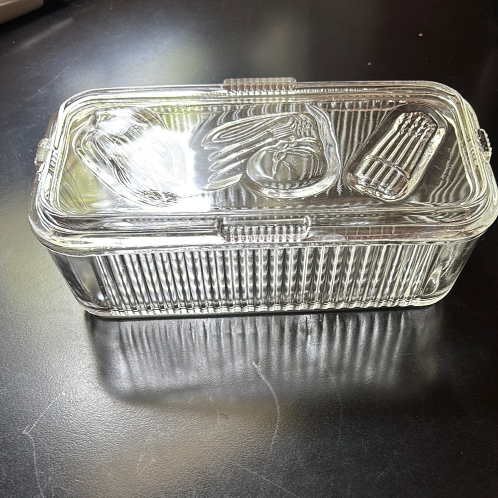 Refrigerator glass storage container